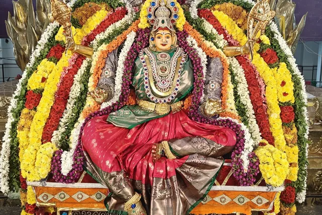 రాజరాజేశ్వరి దేవిగా వాసవి మాత అలంకరణ రాజరాజేశ్వరి దేవిగా వాసవి మాత అలంకరణ