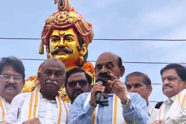 విగ్రహావిష్కరణలో మంత్రి ఫరూక్