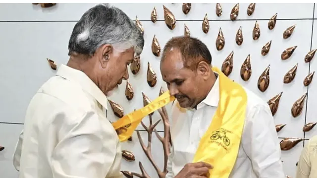 వైసీపీకి షాక్.. చిన్న శ్రీను దెబ్బకు టీడీపీలో చేరికలు షురూ
