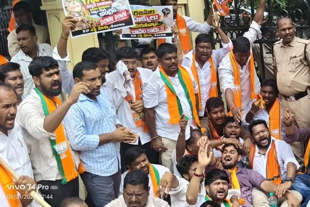 ST సబ్సిడీలు విడుదల చేయాలని బీజేపీ ST మోర్చా ధర్నా ST సబ్సిడీలు విడుదల చేయాలని బీజేపీ ST మోర్చా ధర్నా