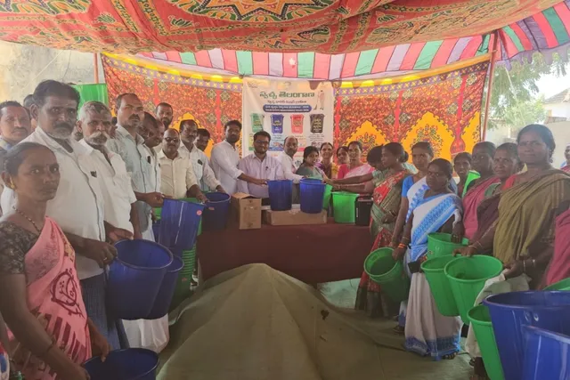 అష్టలో చెత్తబుట్టల పంపిణీ