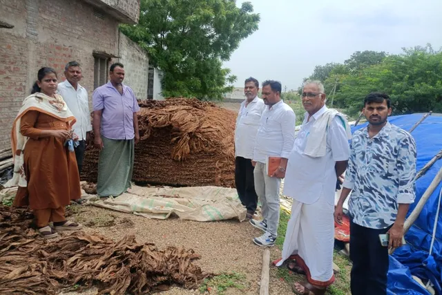 పర్చూరు మండలంలో నిల్వ ఉన్న పొగాకును పరిశీలించిన మార్క్ఫెడ్ డీఎం
