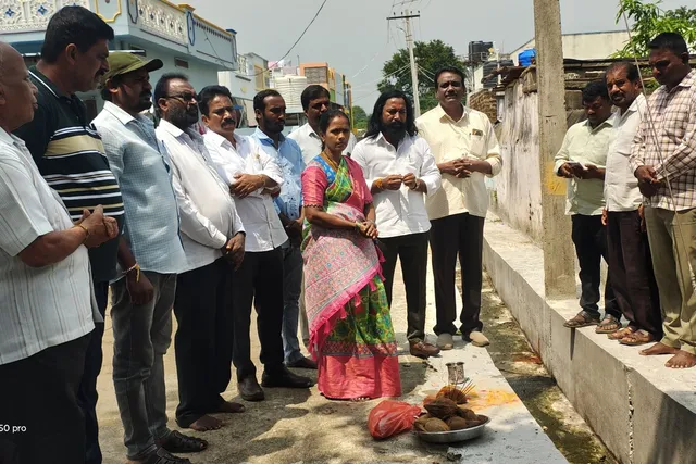 సైడ్ డ్రైనేజీ కాలువను ప్రారంభించిన సర్పంచ్ మేదరి వీర ప్రతాప్