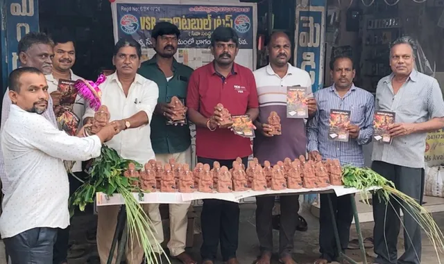 VSR ట్రస్ట్ అధినేత సత్యారావు సౌజన్యంతో మట్టి విగ్రహాలు పంపిణీ