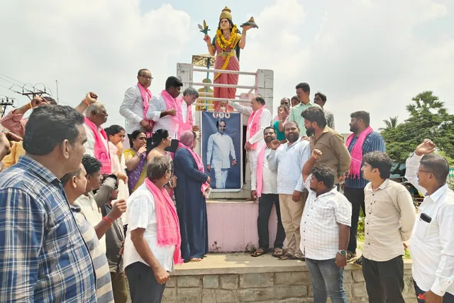 మాజీ ముఖ్యమంత్రి కెసిఆర్ చిత్రపటానికి పాలాభిషేకం