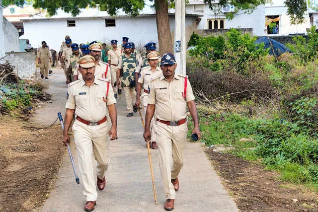పోలీసుల నిఘా.. మూడు ప్రాంతాల్లో ఫ్లాగ్ మార్చ్