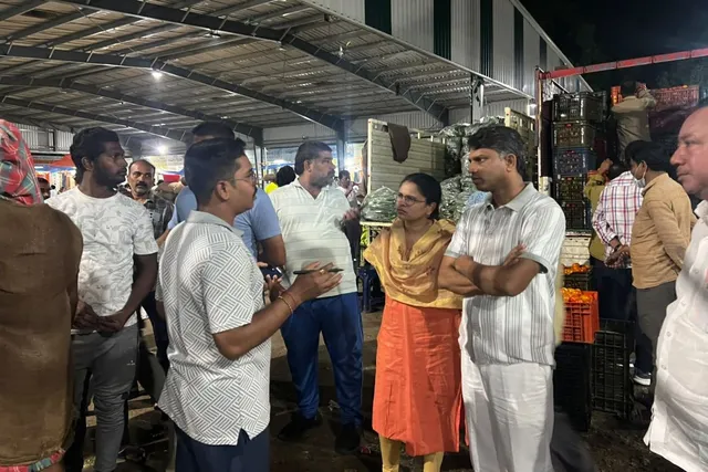 లక్ష్మీపురం మార్కెట్ లో చైర్‌పర్సన్ ఆకస్మిక తనిఖీ