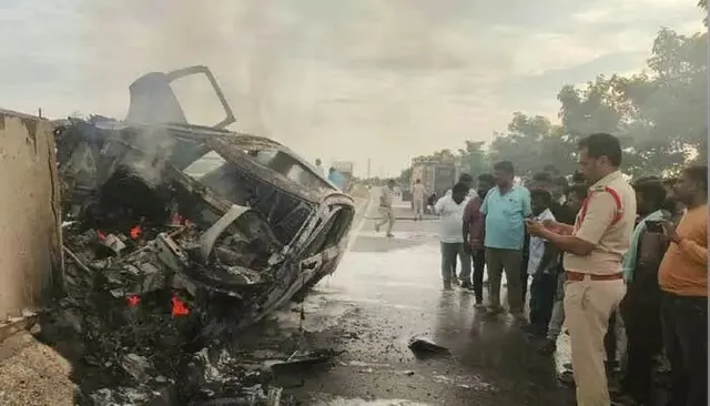 ఘోర రోడ్డు ప్రమాదం.. మంటల్లో కాలి బూడిదైన కారు