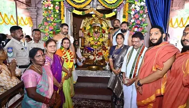 అలంపూర్ జోగులాంబ అమ్మవారికి సమర్పించిన పట్టు వస్త్రాలు