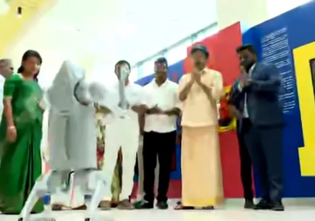முதல்வரை வரவேற்ற ரோபோ நாய்