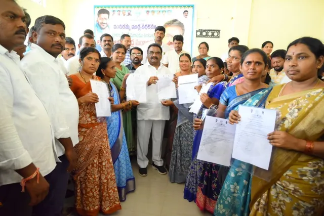 పేదలకు ఇందిరమ్మ ఇళ్ల మంజూరు పత్రాలు అందజేసిన ఎమ్మెల్యే పేదలకు ఇందిరమ్మ ఇళ్ల మంజూరు పత్రాలు అందజేసిన ఎమ్మెల్యే