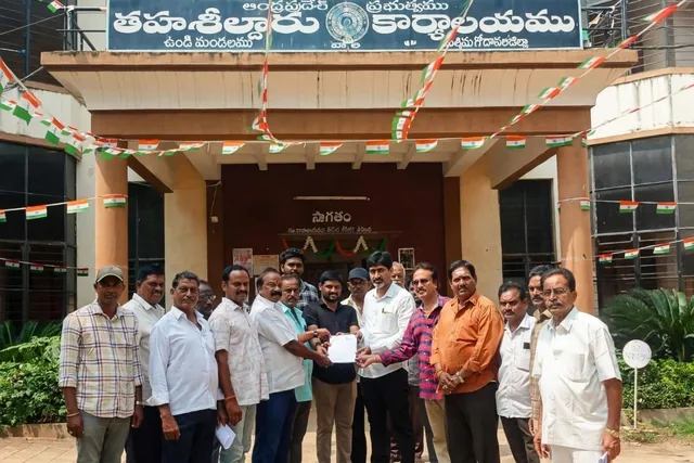 రేషన్ డీలర్ల గౌరవ వేతనం, కమీషన్ పెంపుపై ప్రభుత్వం స్పందించాలి..డీలర్లు