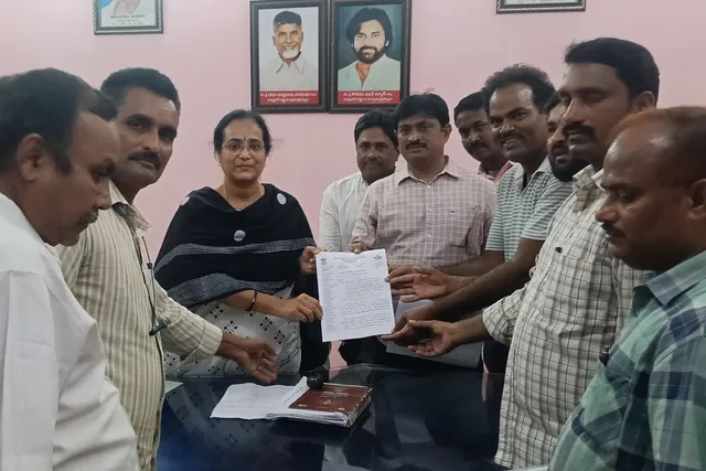 జీతాల పెంపుదలపై ఉద్యోగుల ఆందోళన, వినతిపత్రం అందజేత