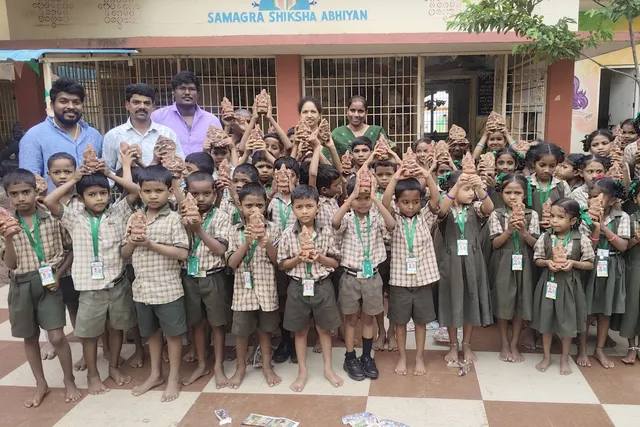 పర్యావరణ పరిరక్షణకు మట్టి వినాయక విగ్రహాలు పంపిణీ