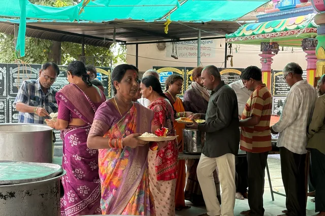 శ్రీ అభయాంజనేయ స్వామి వారి సన్నిధి లో అన్నప్రసాద వితరణ