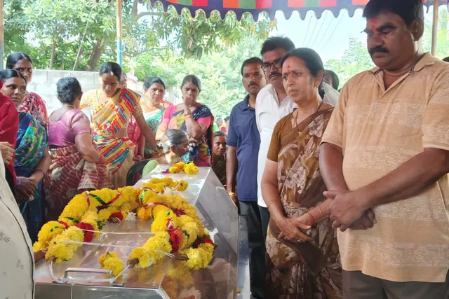 బట్ట కోటయ్య భౌతికకాయానికి కొత్వాల దంపతుల నివాళులు బట్ట కోటయ్య భౌతికకాయానికి కొత్వాల దంపతుల నివాళులు