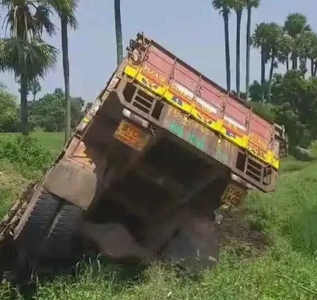 బందరుకోట లారీ టైర్ పగిలి ప్రమాదం..ఒకరికి గాయాలు