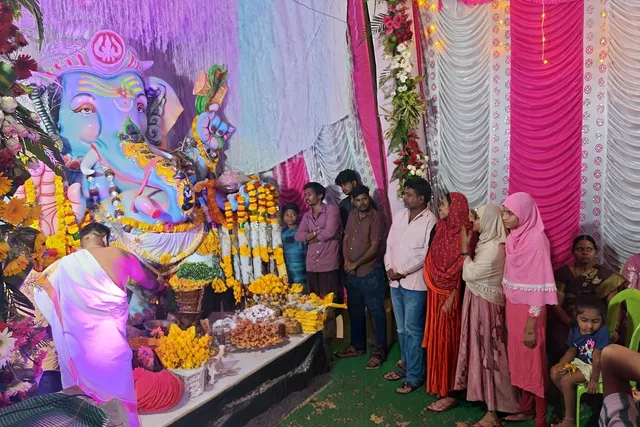 వినాయకుడి పూజలో పాల్గొన్న ముస్లిం కుటుంబం