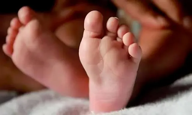 చెత్త బుట్టలో శిశువు మృతదేహం లభ్యం