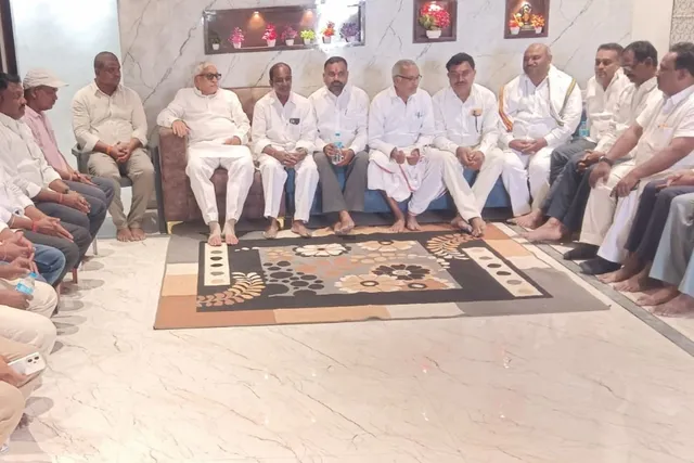 మృతిచెందిన డాక్టర్ కుటుంబాన్ని పరామర్శించిన మాజీ ఎమ్మెల్యే