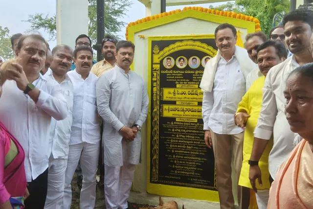 మాడుగులలో అభివృద్ధి పనులకు శ్రీకారం మాడుగులలో అభివృద్ధి పనులకు శ్రీకారం