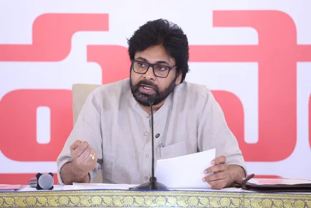 కాకినాడ జిల్లాలో భారీవర్షాలపై పవన్‌ సమీక్ష