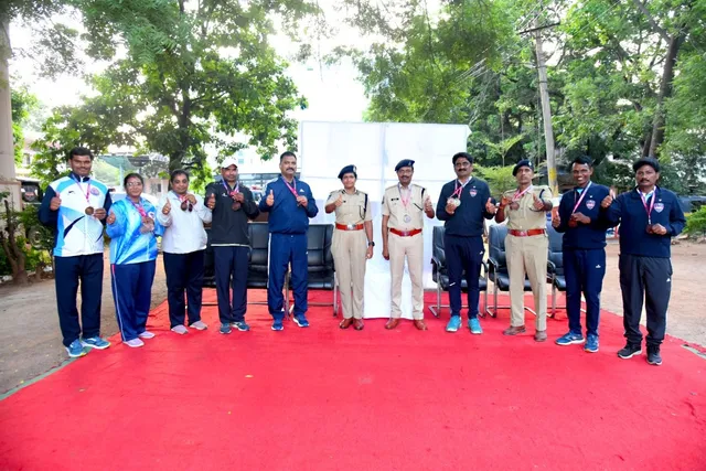పోలీస్ క్రీడాకారులను అభినందించిన సీపీ