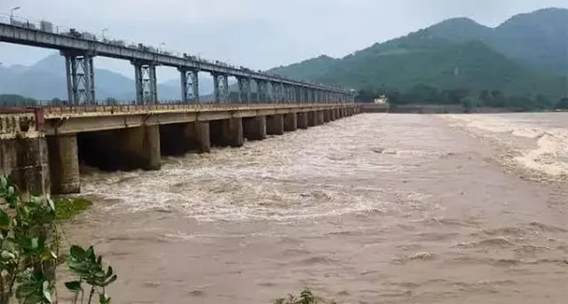 వంశధార నదిలో కొనసాగుతున్న వరద ఉద్ధృతి