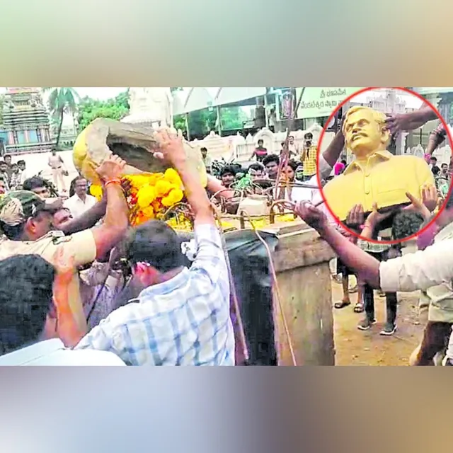 రాధాకు షాక్.. వంగవీటి రంగా విగ్రహం తొలగింపు