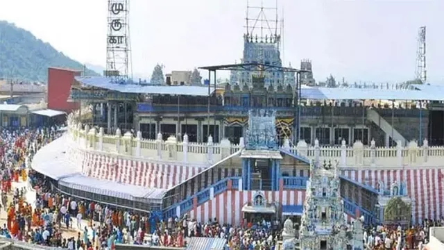 திருத்தணி முருகன் கோவிலில் பக்தர்கள் கூட்டம் அலைமோதியது