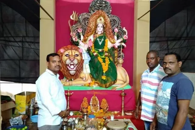 నిజామాబాద్లో నవరాత్రుల వేడుకలు: లక్ష్మీదేవి రూపంలో అమ్మవారికి పూజలు నిజామాబాద్లో నవరాత్రుల వేడుకలు: లక్ష్మీదేవి రూపంలో అమ్మవారికి పూజలు