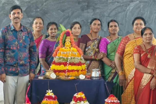 బోధన్ లయోలా పాఠశాలలో ఘనంగా బతుకమ్మ సంబరాలు బోధన్ లయోలా పాఠశాలలో ఘనంగా బతుకమ్మ సంబరాలు