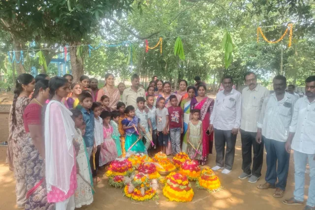 చెన్నారం పాఠశాలలో అంబరాన్నంటిన బతుకమ్మ సంబరాలు చెన్నారం పాఠశాలలో అంబరాన్నంటిన బతుకమ్మ సంబరాలు