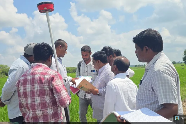 తురాటి: భూ రీ సర్వేను పరిశీలించిన తహసిల్దార్ శ్రీకాంత్