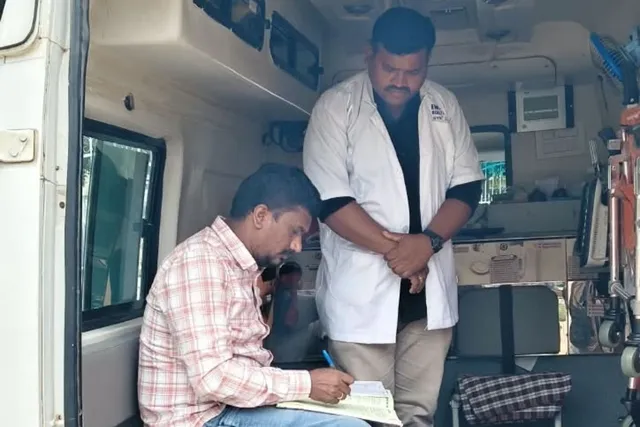 పటాన్చెరు: '108' ను తనిఖీ చేసిన జిల్లా మేనేజర్...! పటాన్చెరు: '108' ను తనిఖీ చేసిన జిల్లా మేనేజర్...!