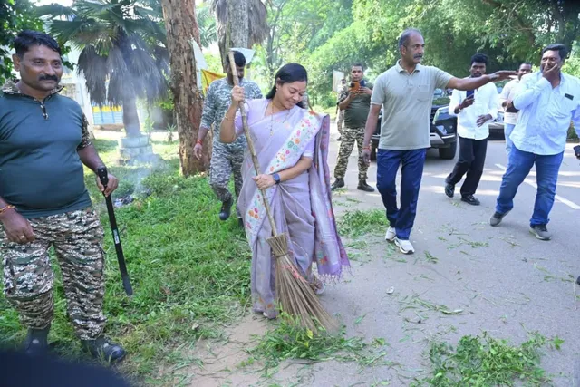 చీపురు పట్టిన ఎమ్మెల్యే