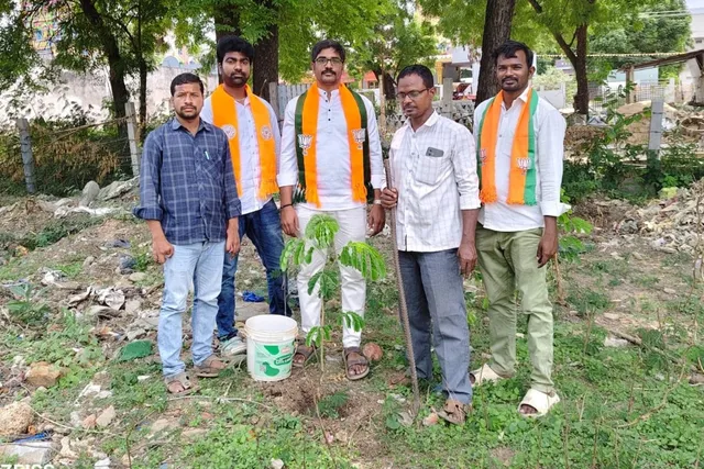 పామూరులో బీజేపీ నేతల మొక్కలు నాటే కార్యక్రమం పామూరులో బీజేపీ నేతల మొక్కలు నాటే కార్యక్రమం