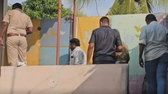 வீட்டில் தனியாக இருந்த பெண் வெட்டிக் கொலை