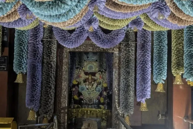 కన్యకా పరమేశ్వరి అమ్మవారికి మహాలక్ష్మి అలంకారం కన్యకా పరమేశ్వరి అమ్మవారికి మహాలక్ష్మి అలంకారం