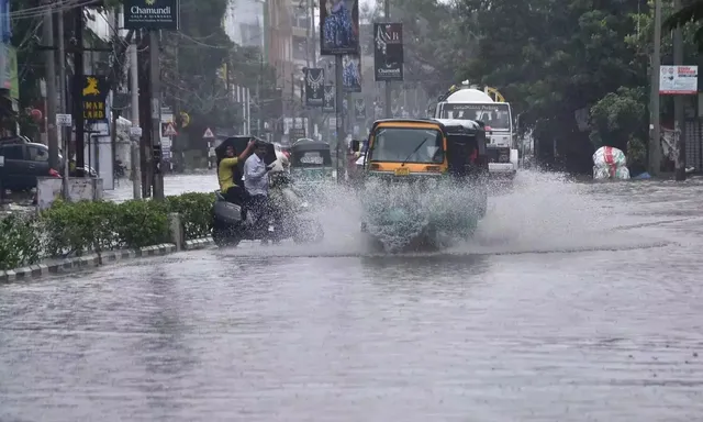 భారీ వర్షాలు.. నేడు ఈ జిల్లాల్లో స్కూళ్లకు సెలవు!