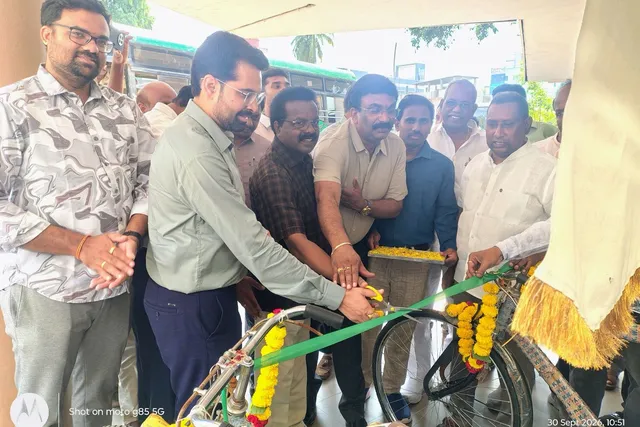 ఆర్టీసీకి రెండు చెత్త రిక్షాల విరాళం