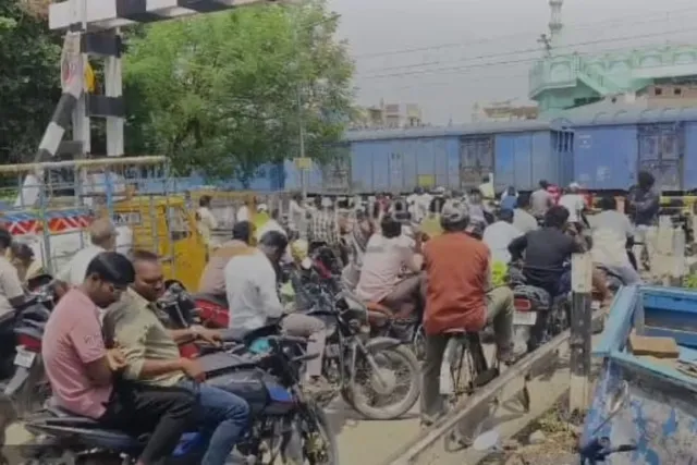 సాంకేతిక లోపంతో ఆగిపోయిన పాములపల్లి రైల్వే గేట్ సాంకేతిక లోపంతో ఆగిపోయిన పాములపల్లి రైల్వే గేట్