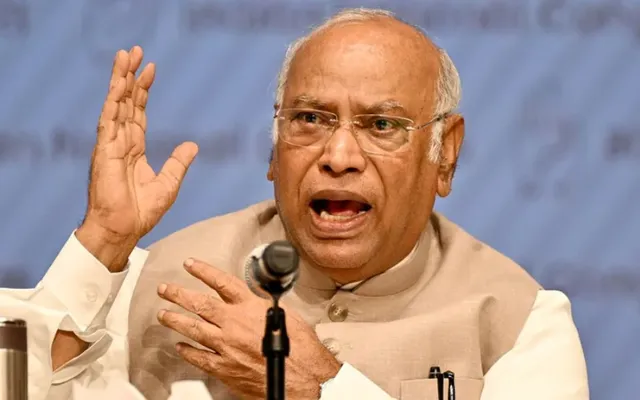 దేశవ్యాప్తంగా ప్రధాని, హోంమంత్రి గందరగోళం సృష్టించారు: ఖర్గే