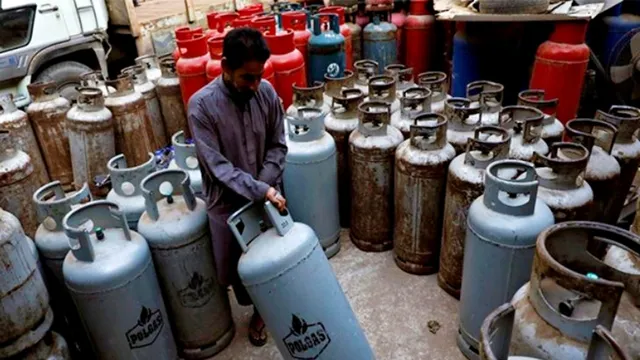 ஒரு கேஸ் சிலிண்டர் விலை ரூ.10,000.. பாகிஸ்தான் மக்கள் கடும் அவதி