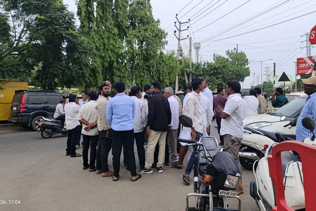 కృష్ణ లంక  పోలీస్టేషన్ వద్ద ఉద్రిక్తత