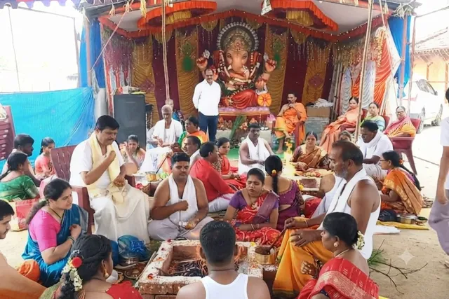 గణపతి హోమంలో భక్తుల సందడి