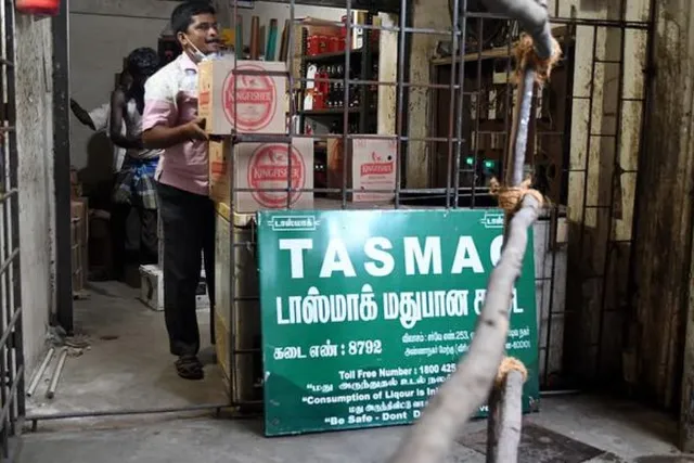 குடிமகன்களுக்கும் தனி சீருடை வழங்க வேண்டும்.. மதுகுடிப்போர் சங்கம் கோரிக்கை