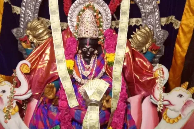 ధనలక్ష్మీ శోభలో అలరారుతున్న అమ్మవారు