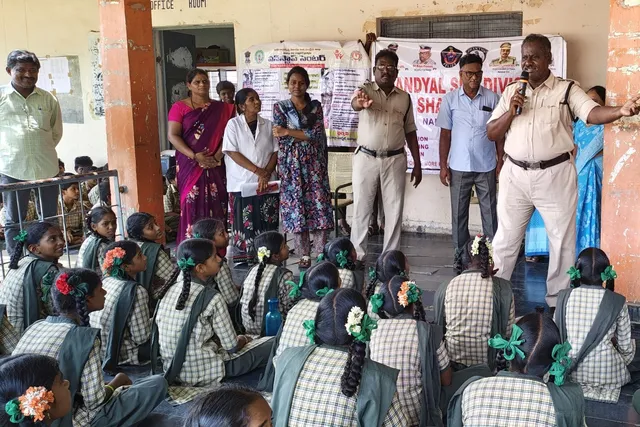 జూటూరు గ్రామంలో శక్తి యాప్ గురించి అవగాహన