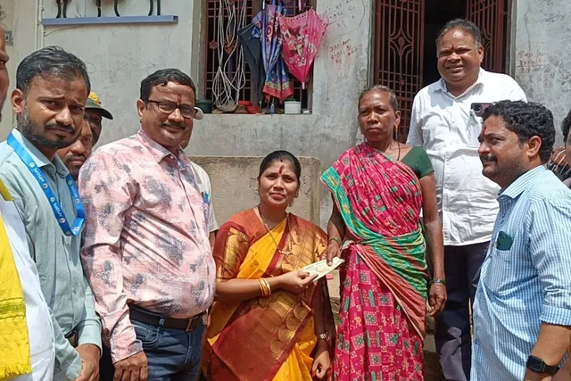 చాపరాయి బిన్నిడిలో పింఛన్ల పంపిణీలో ఎమ్మెల్యే